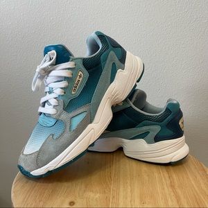 Women’s Adidas Torsion Size 8 blue and white